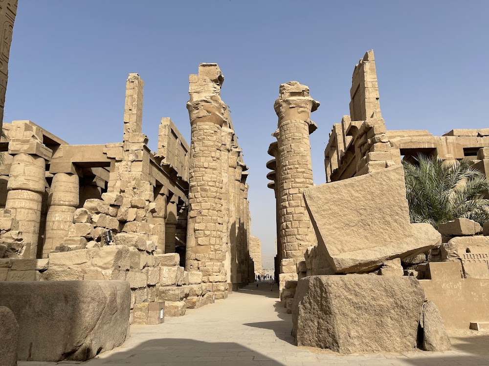 Valley of the Kings : Ann Mercedes meets with Valentine Arko after her guide tries to obscure the direction through the Temple.