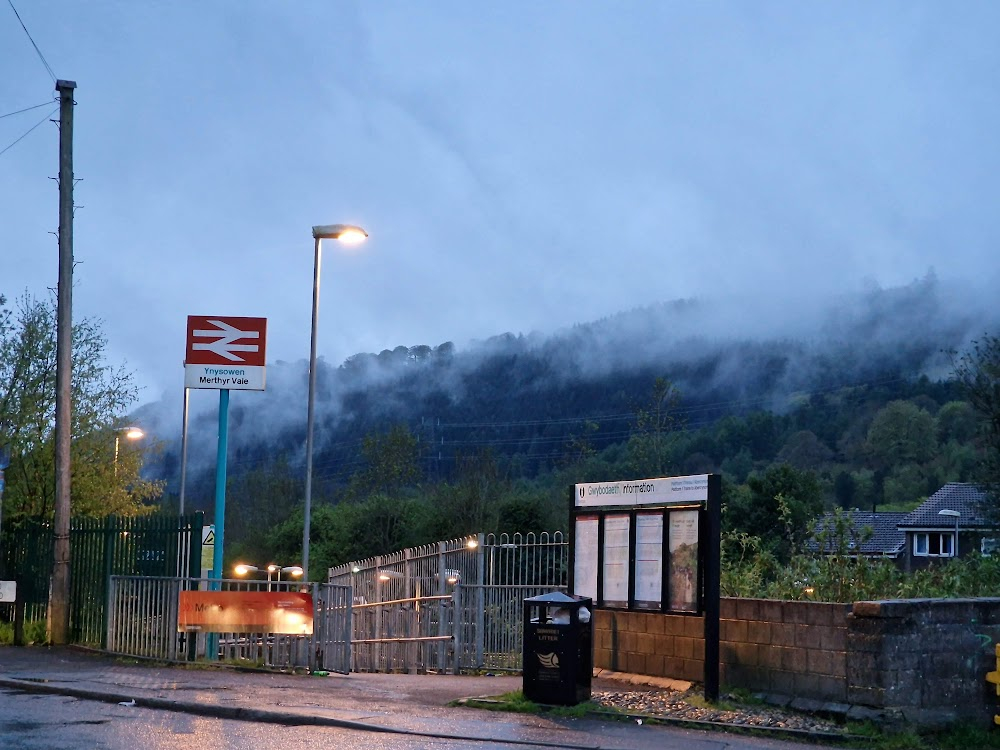 10 Rillington Place : Evans gets off the train to visit his family