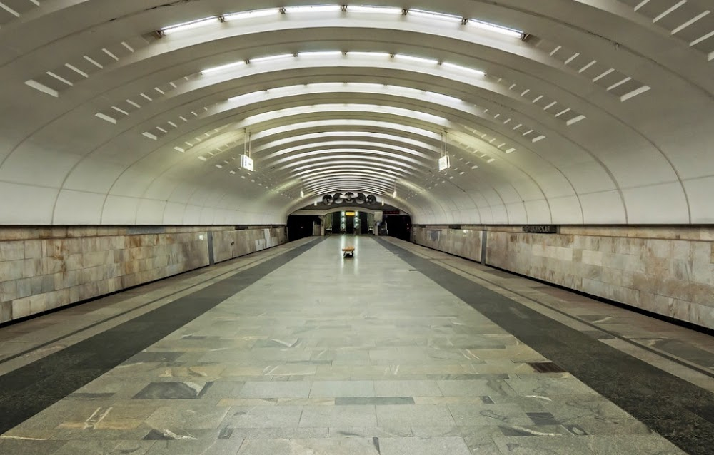 14+ : Lyosha meets Vika at the metro station