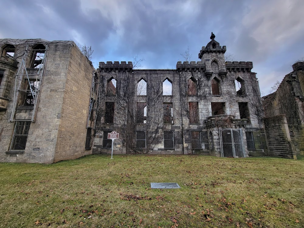 Fuga dal Bronx : The Governor begins the demolition of the 'gothic castle'