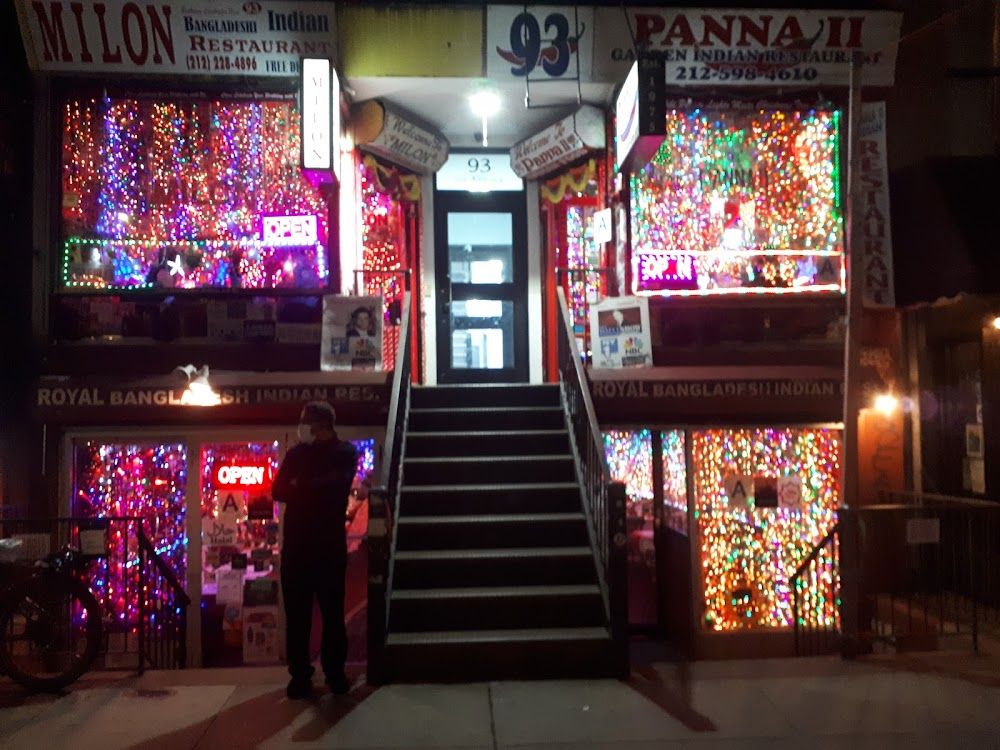 200 Cigarettes : Indian "Christmas lights" restaurant