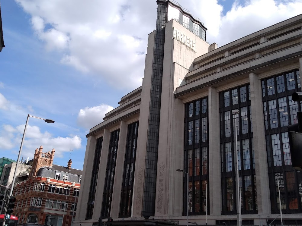 23 Paces to Baker Street : Bob Matthews follows Alice MacDonald into the department store and takes a photograph of her