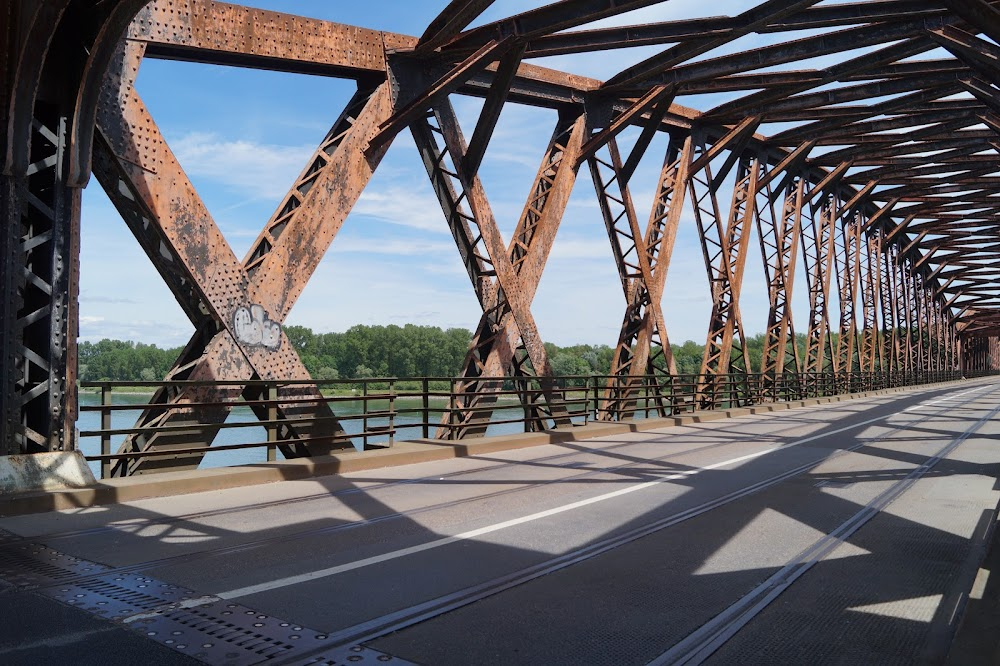 25 km/h : Crossing the bridge over the Rhine