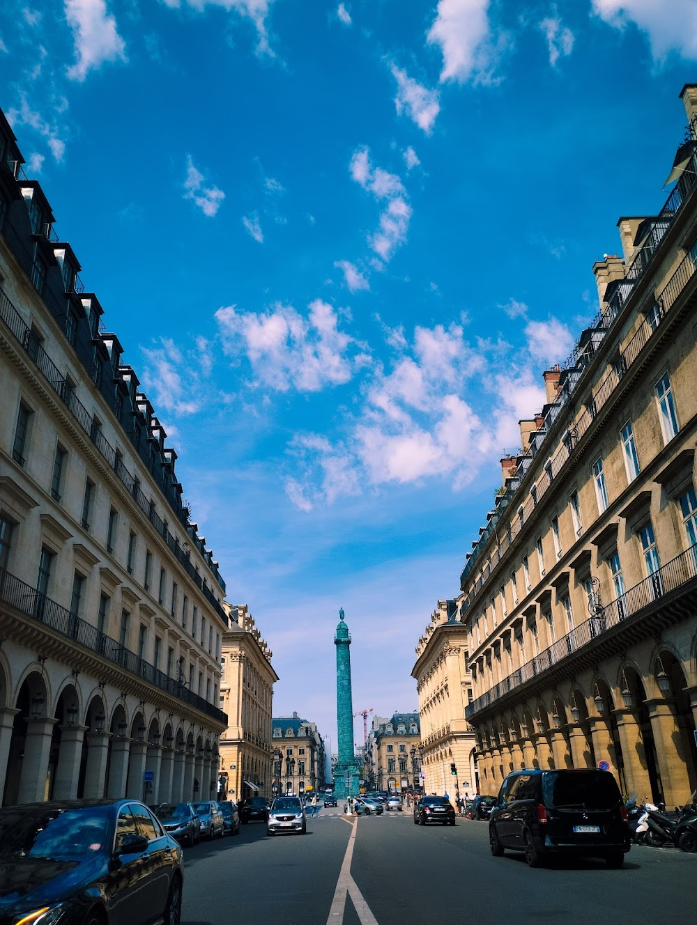 Le pacha : Commissaire Joss and Inspector Marc leave the Place Vendôme in a Matra Djet