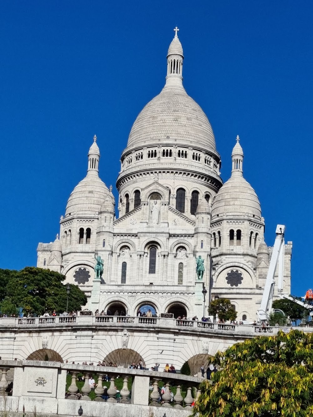 Leur dernière nuit : park where Madeleine secretly meets with Ruffin