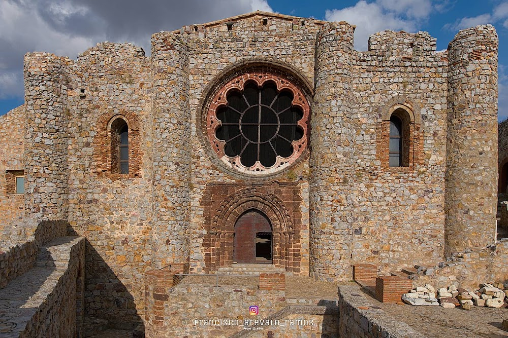 30 Monedas : Church of Pedraza town interior