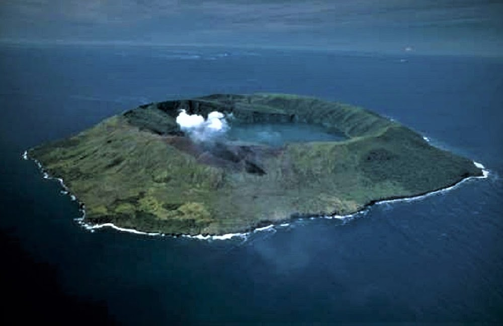 300 jours seul au monde : island where Xavier Rosset has decided to live like Robinson Crusoe