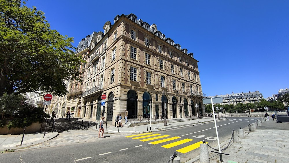 Dernier domicile connu : entrance to Palace of Justice