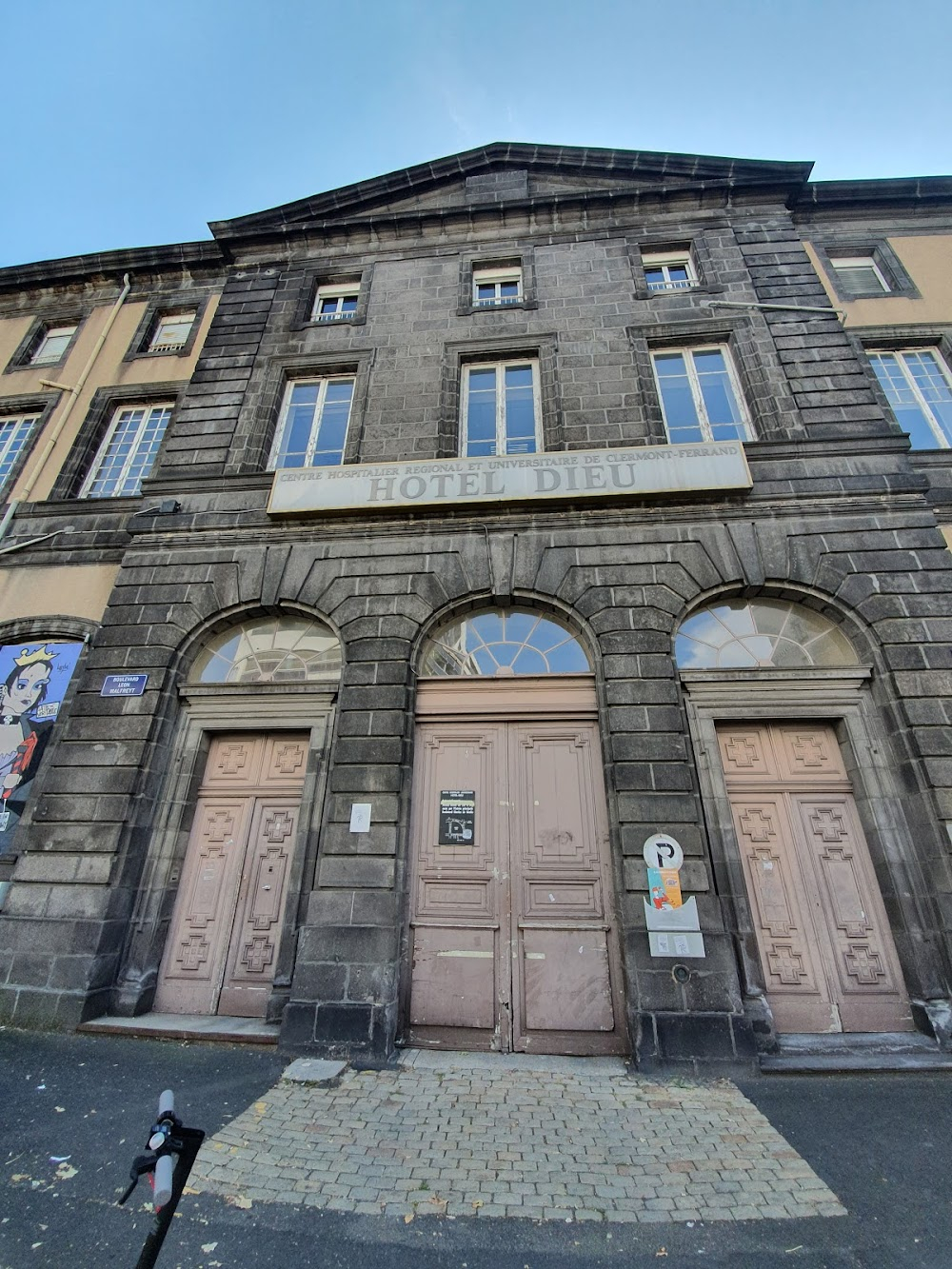 7 morts sur ordonnance : Breze's clinic exteriors, Berg climbing hospital wall