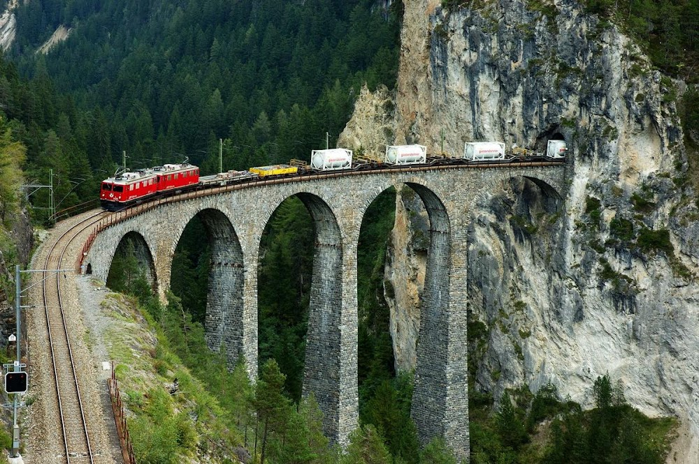 A Cure for Wellness : First shot of train in the Alps