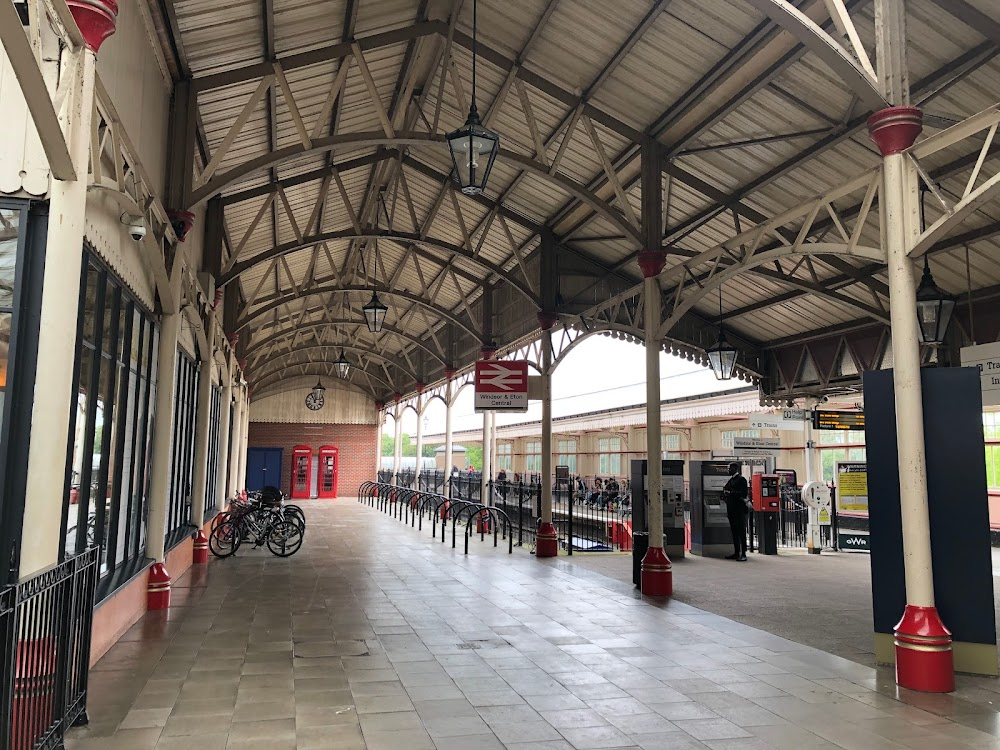 Kisses at Fifty : Harry walks towards the station to meet Audrey in the station tea room