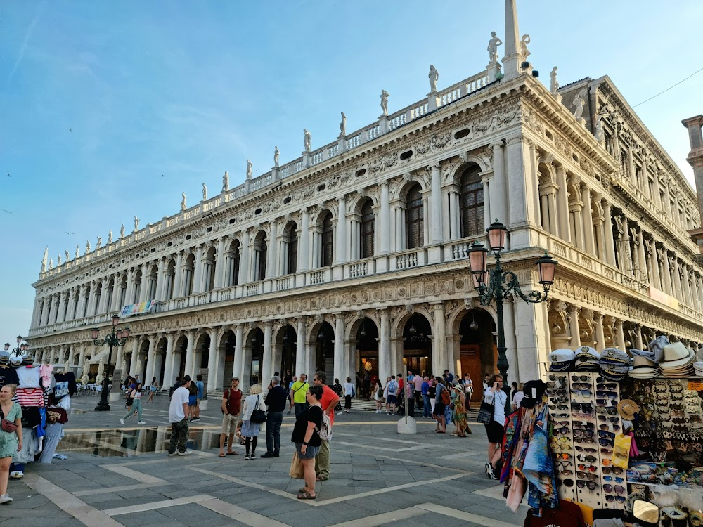 A Haunting in Venice : Rooftop statues seen in opening scenes; night shot