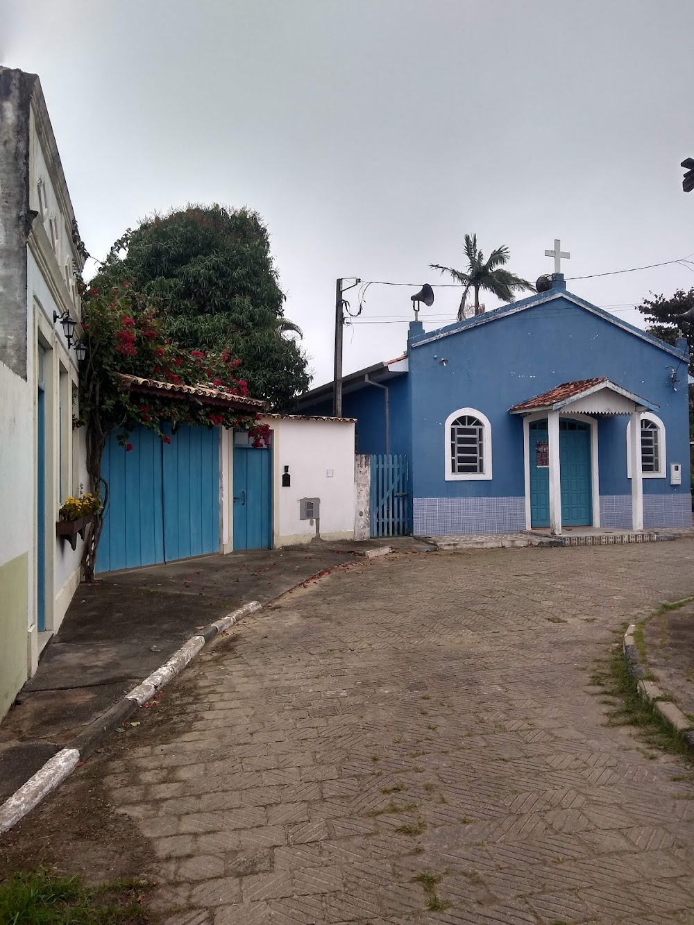 A Ilha dos Prazeres Proibidos : Main location: streets, central plaza, church, and near-by coast.