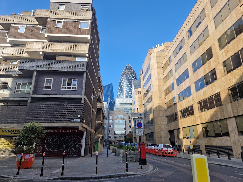 A Kid for Two Farthings : part of the Petticoat Lane Market