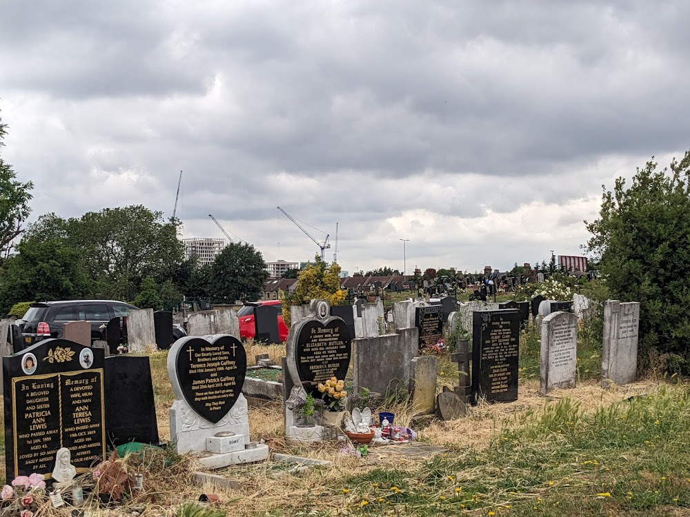 A Prayer for the Dying : Cemetery scenes