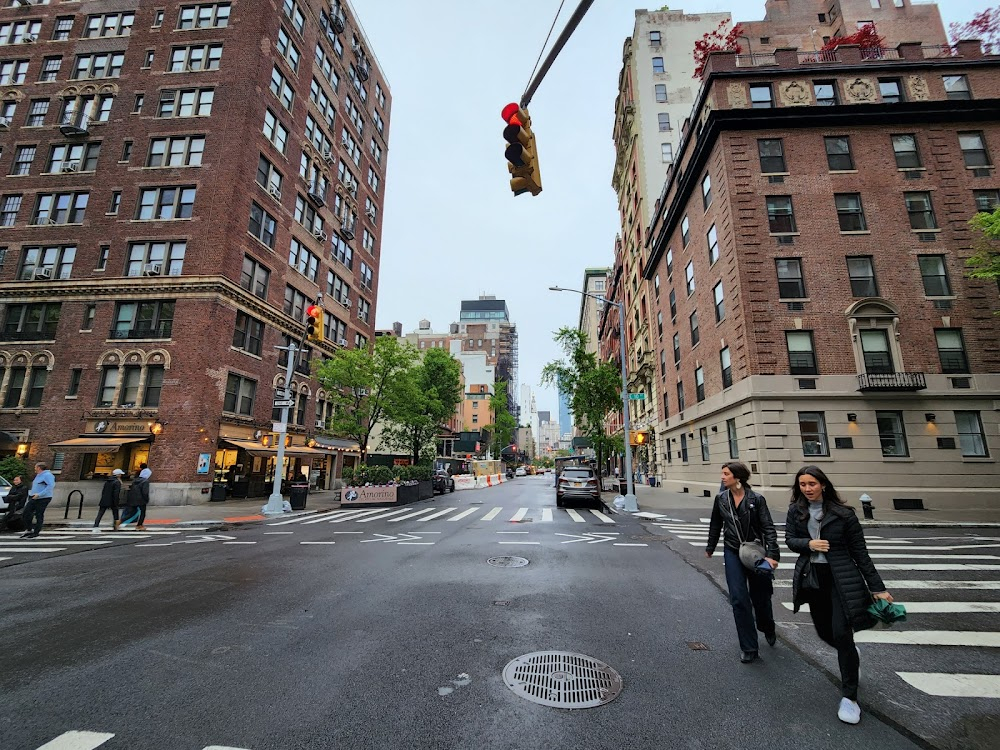 A Rainy Day in New York : apartment hotel Connie walks out of