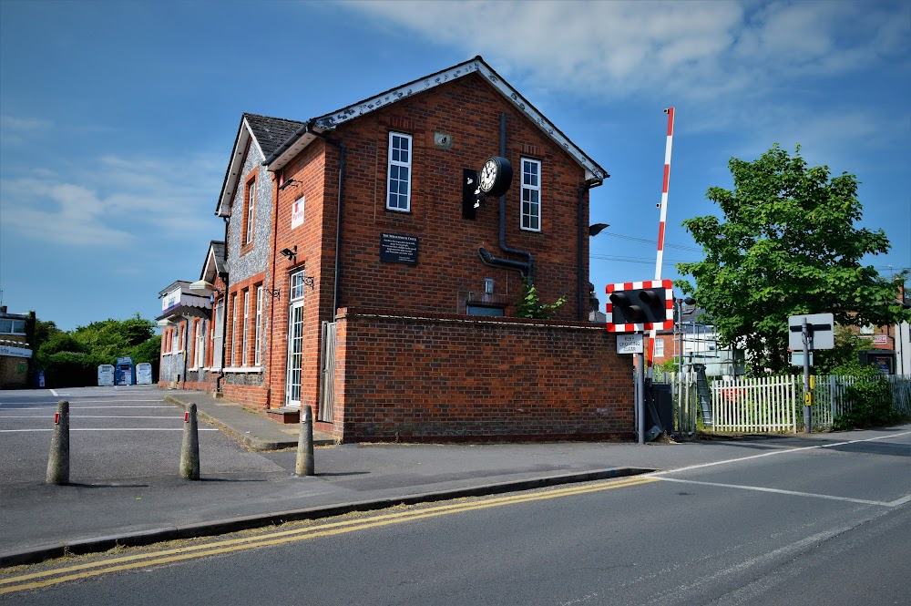 A Stranger in Town : John and Vicky return to Linford; John catches the bus to Cranleigh Cross