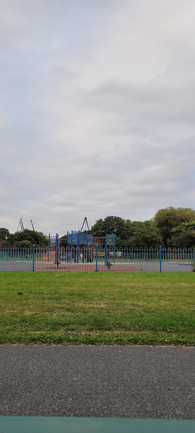 A Taste of Honey : girls playing "netball" at beginning of film