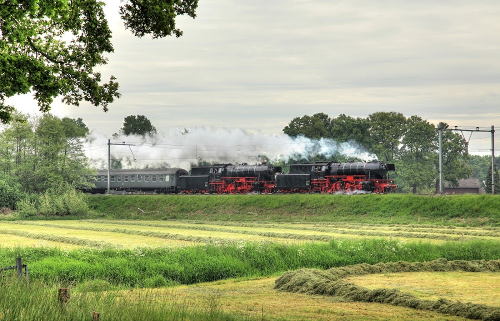 A Time to Die : Steam train + station