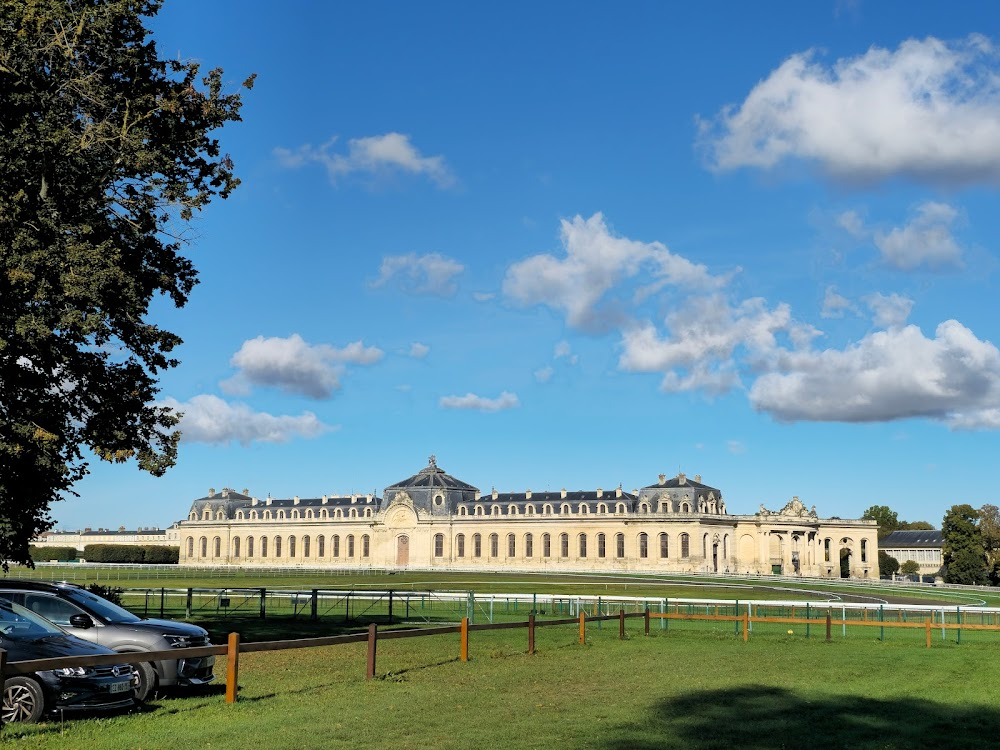 A View to a Kill : racecourse in France