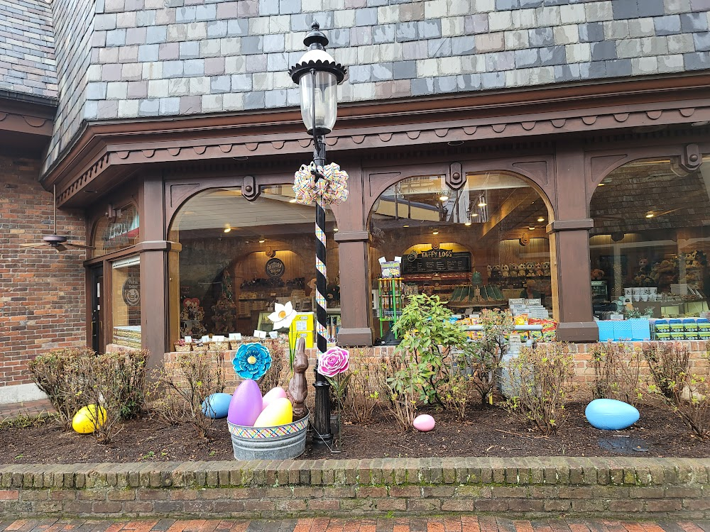 A Walk in the Spring Rain : Exterior of the shop shown in the sequence when Libby and Roger browse the shops of Gatlinburg