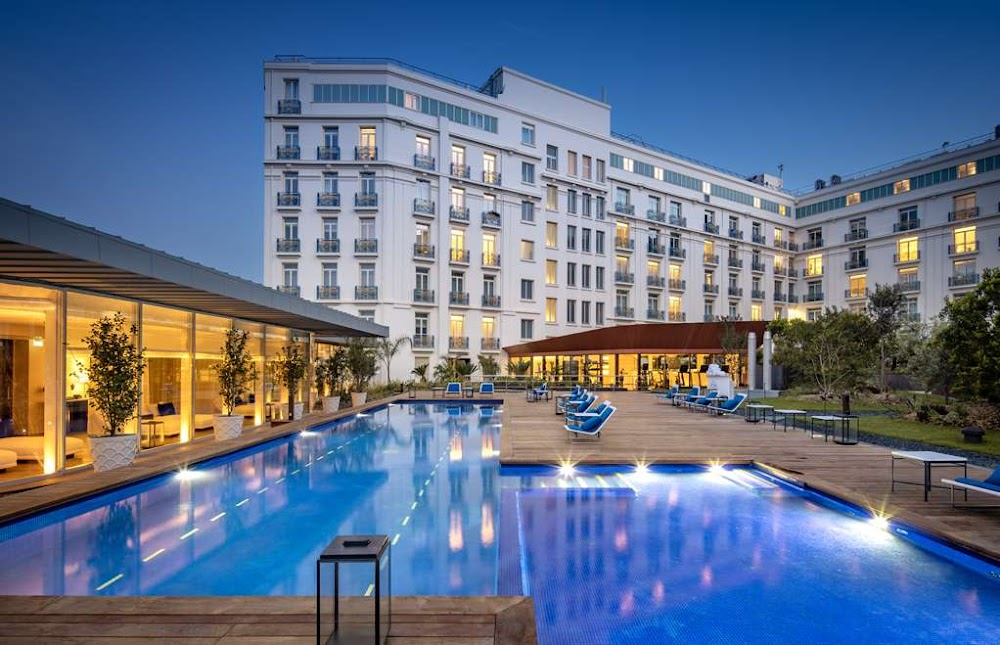 Paradis perdu : Pierre and Laurence's hotel in Cannes