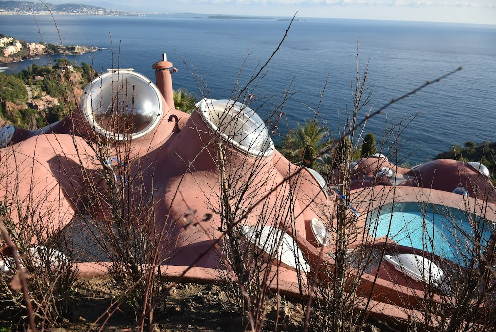 Absolutely Fabulous: The Movie : pink villa with circular design aesthetic