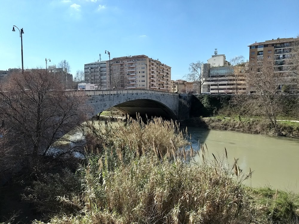 Io la conoscevo bene : Bridge facing Adriana's building