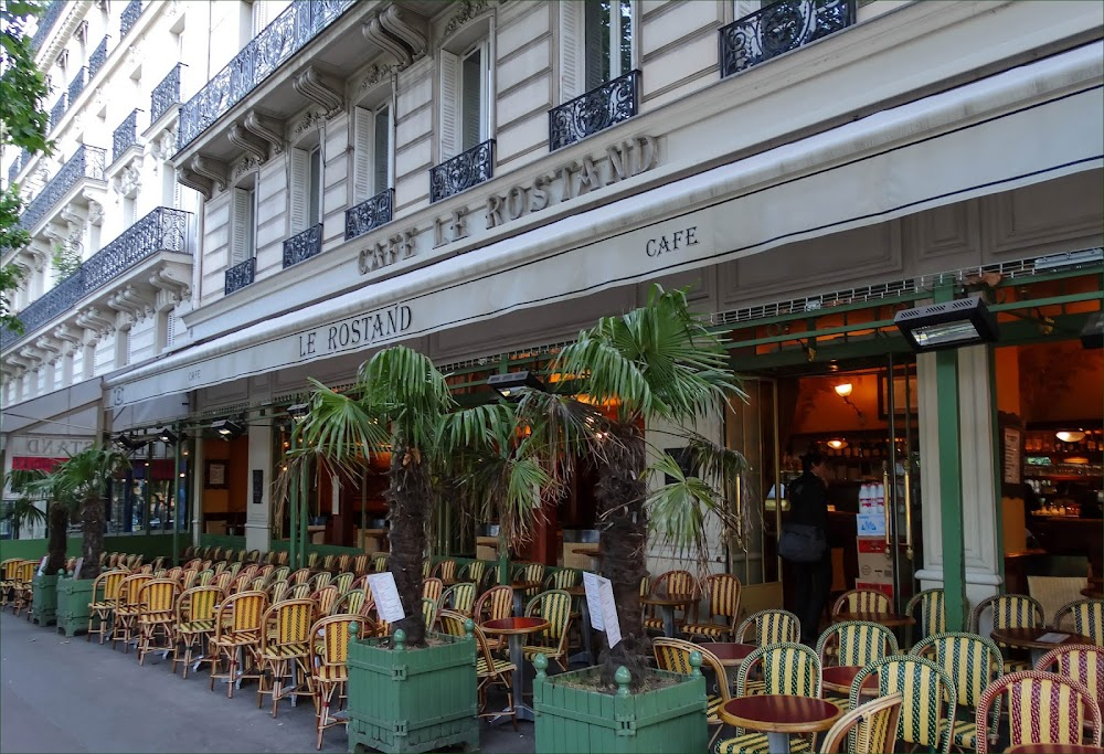 Adieu Paris : scene in a Paris restaurant