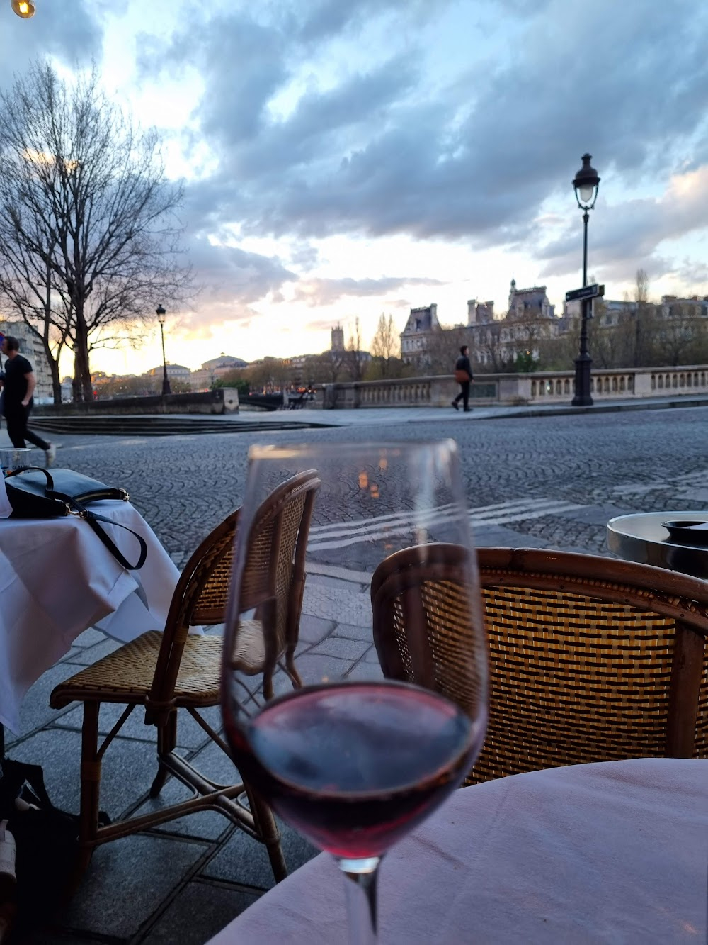 Adieu Paris : accident scene