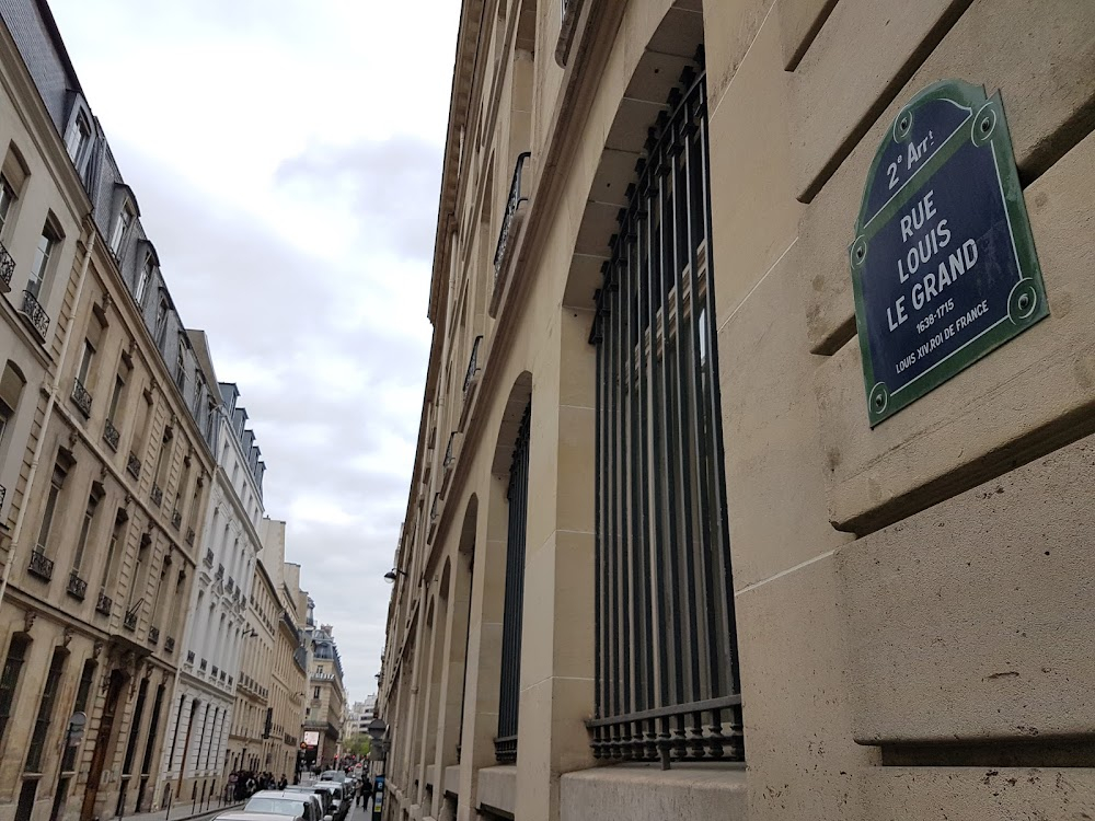 Adieu Philippine : Liliane and Juliette walk toward the Maison du Café