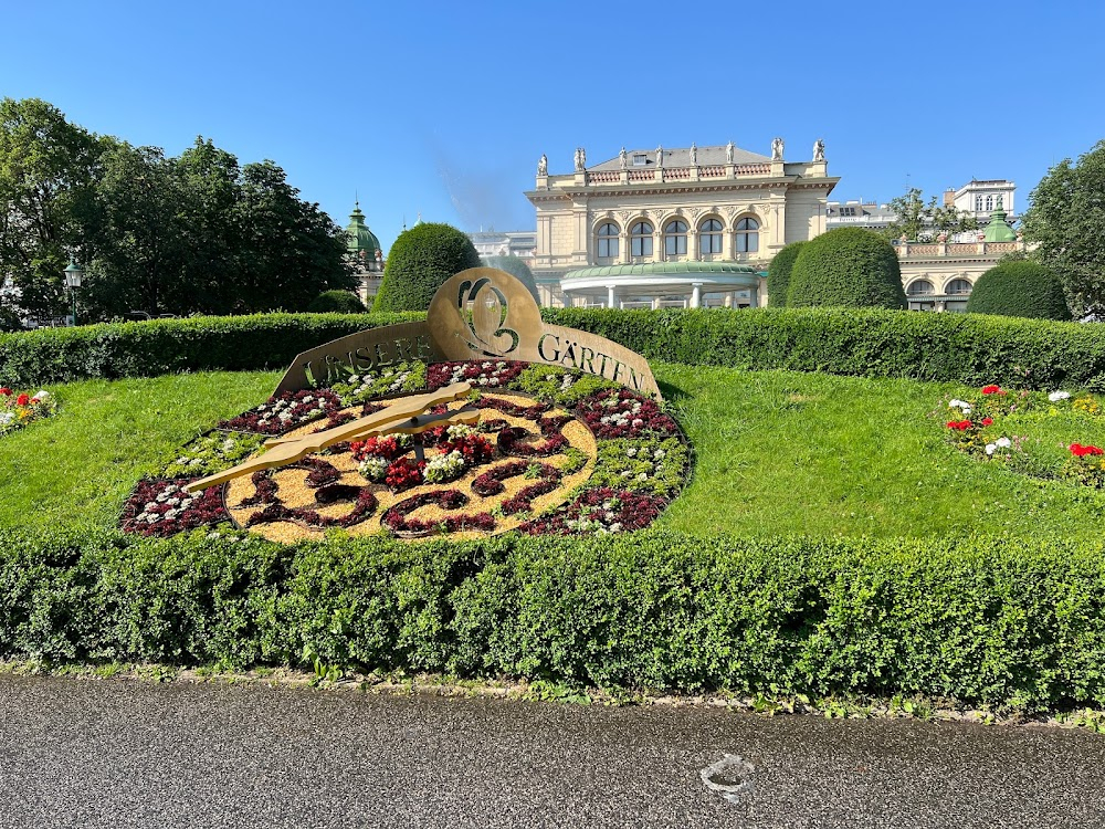 Glimpses of Austria : Location of the Johann Strauss Monument.