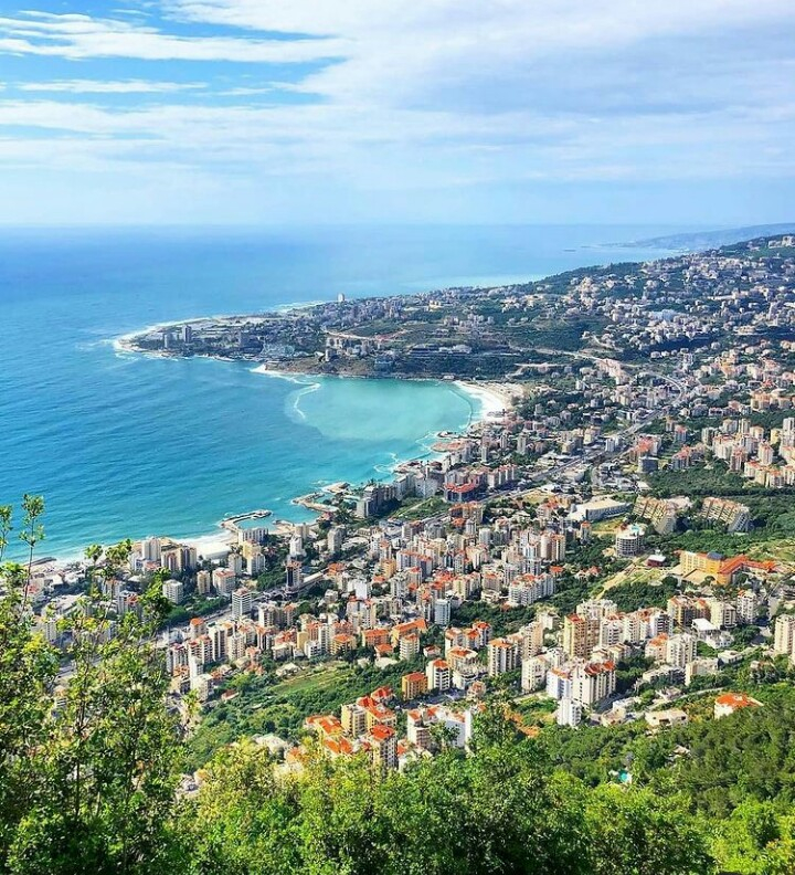 Agent 505 - Todesfalle Beirut : Road scenes, partial view of the city, and far view of the Jesus Christ monumental statue.