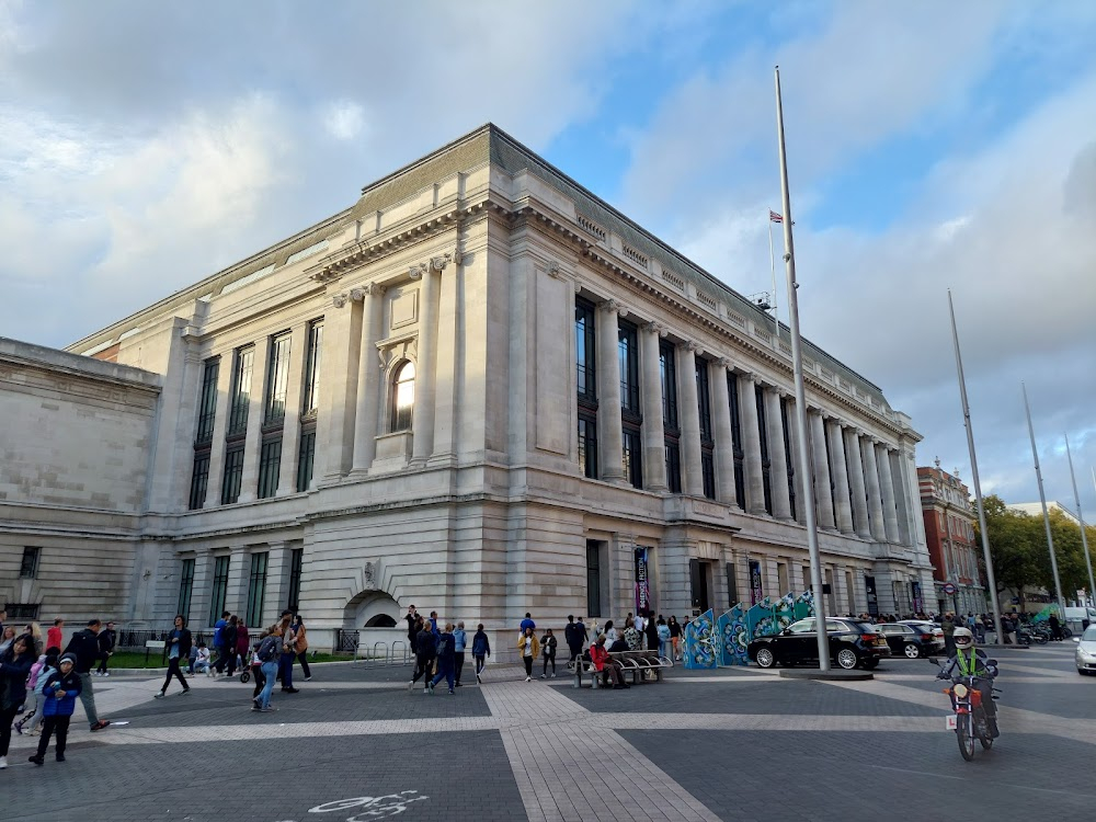 Touch and Go : Peggy and Richard visit the Science Museum