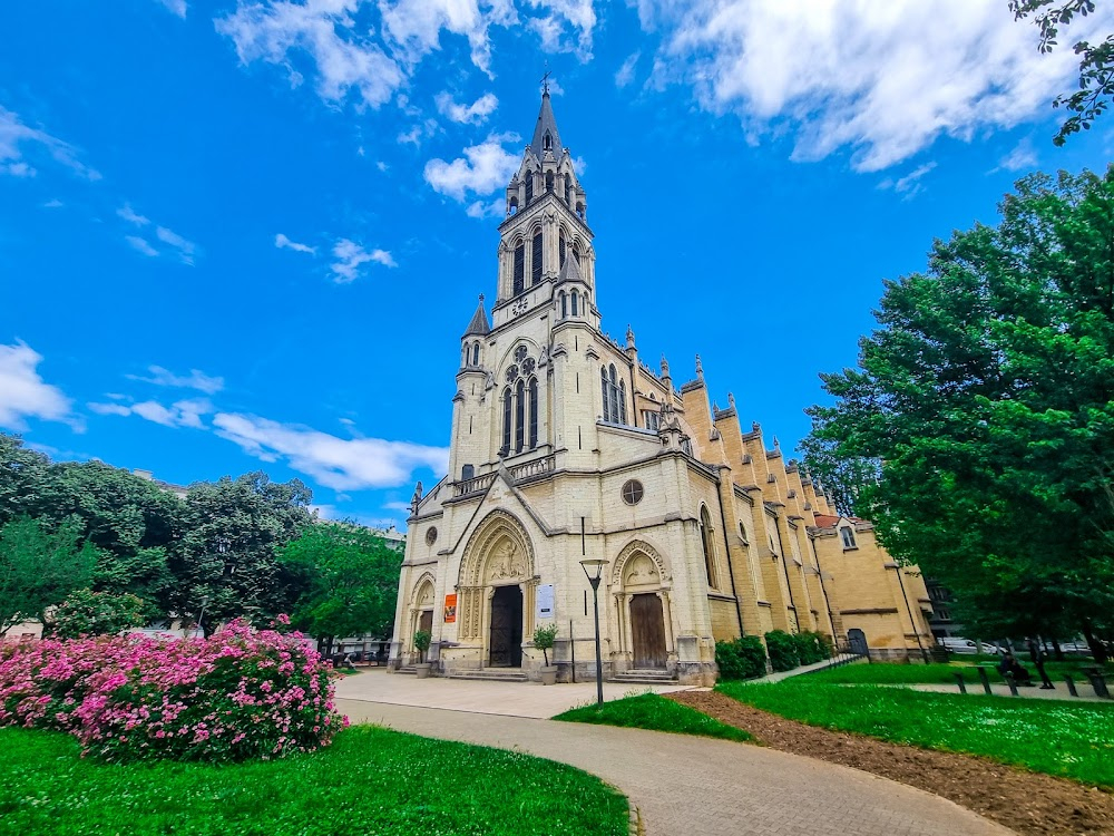 Alice et le maire : Alice in front of a church