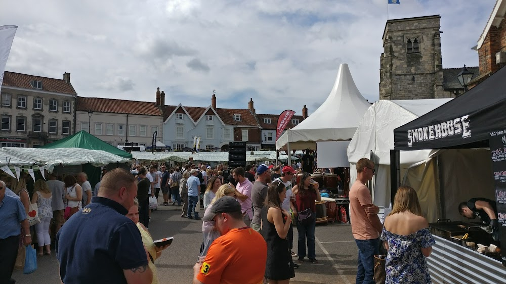 All Creatures Great and Small : Darrowby market square: James gets off the bus from the station in the opening scene, Darrowby Cattle Market