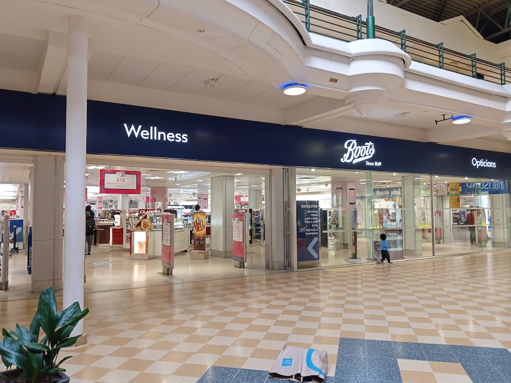 All of Us Strangers : Adam and his parents go to the American diner - their cab drives up the ramp from Wellesley Road and they take the escalator to the first floor in Sainsbury's Square