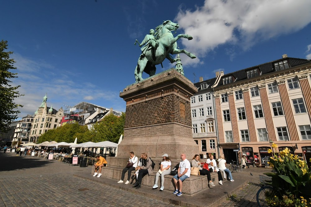 Amagerkonerne sælger Blomster paa Højbro Plads : 