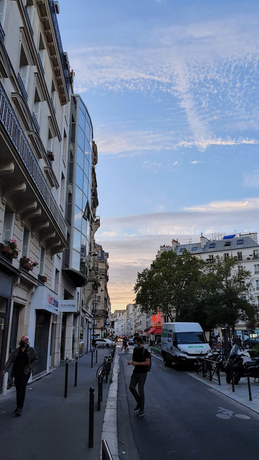 Amanda : streetside exteriors: David and Léna's apartments