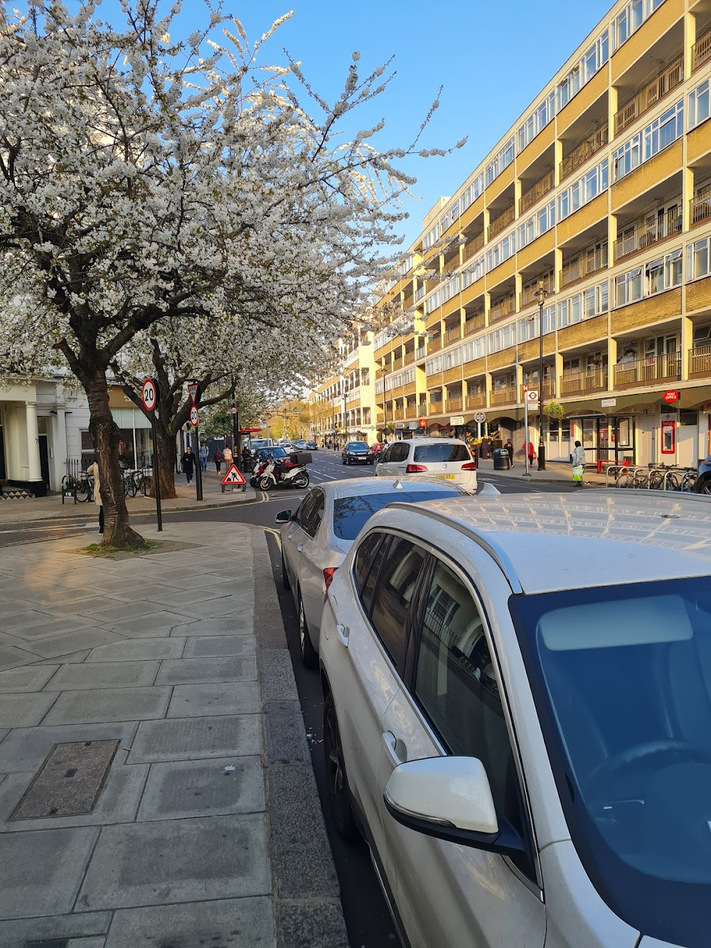 An American Werewolf in London : Alex's flat - exterior