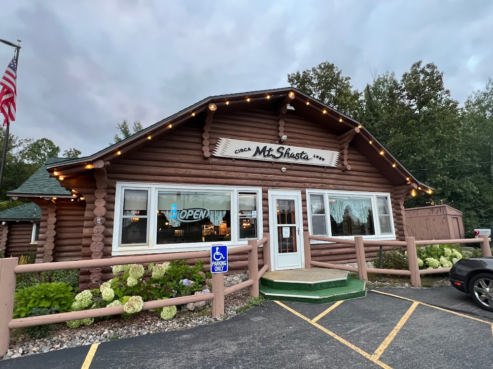 Anatomy of a Murder : bar where Biegler plays the piano and Mrs. Manion plays with soldiers