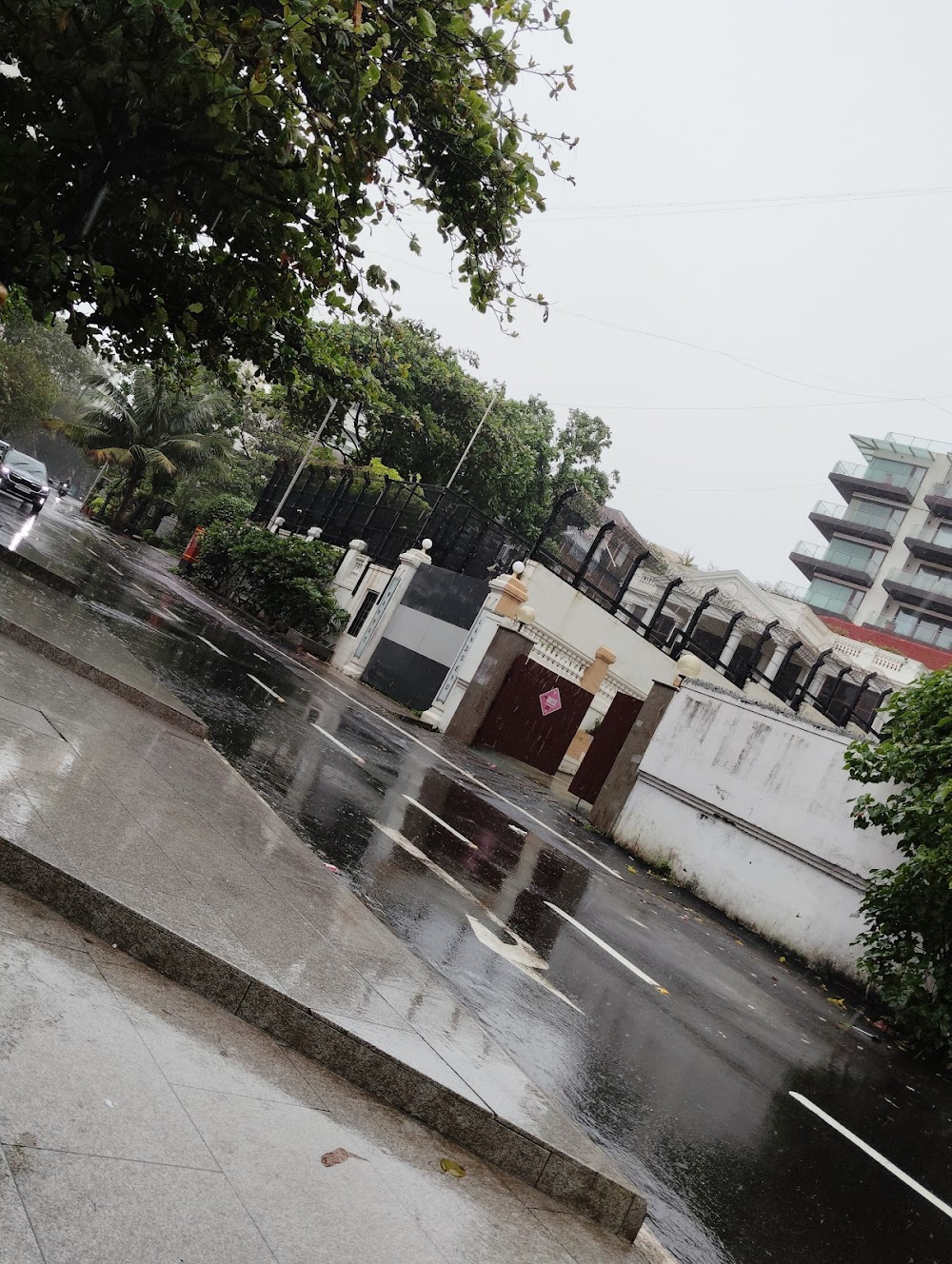 Yun Hota Toh Kya Hota : Neighboring house, Kay's family bungalow, Malabar Hill