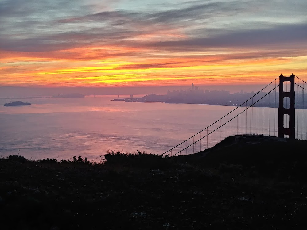 Foul Play : Gloria driving back to the city - Golden Gate bridge appears in the distance