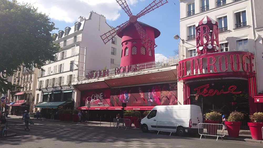 Maniac Nurses : establishing night shots of Moulin Rouge and other neon lights from entertainment establishments