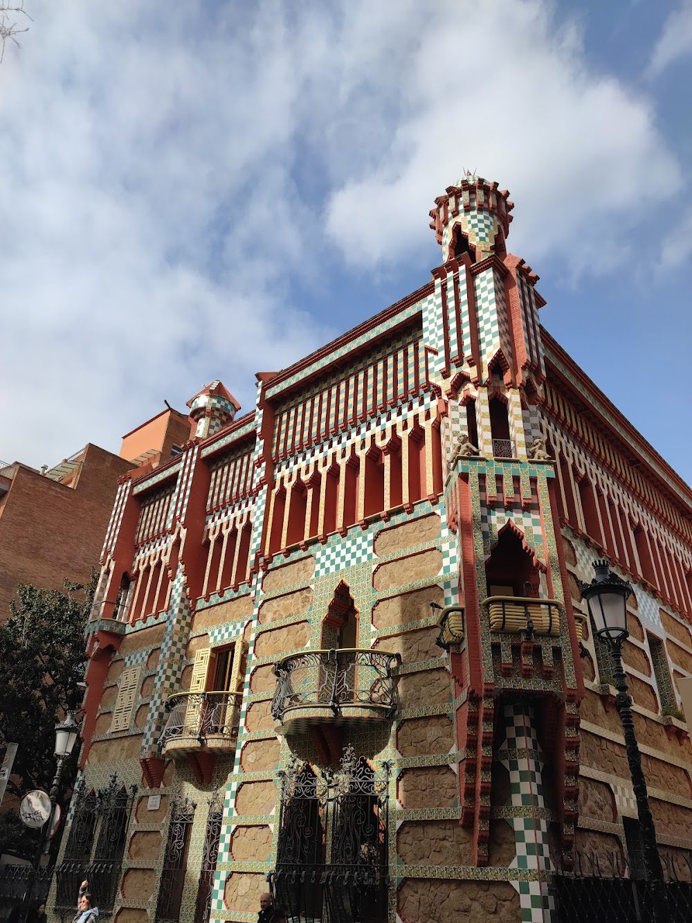 Antoni Gaudí, le dernier bâtisseur : exterior views