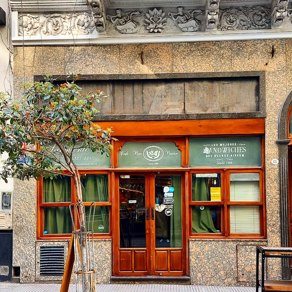 Argentina, 1985 : Diner where protagonists discuss strategy over sandwiches