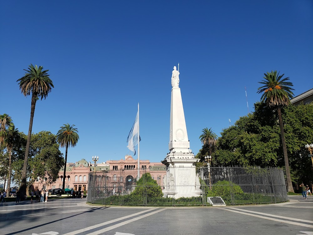 Los tallos amargos : Gasper and Jarvis walk in the Plaza de Mayo and look at the Cabildo.