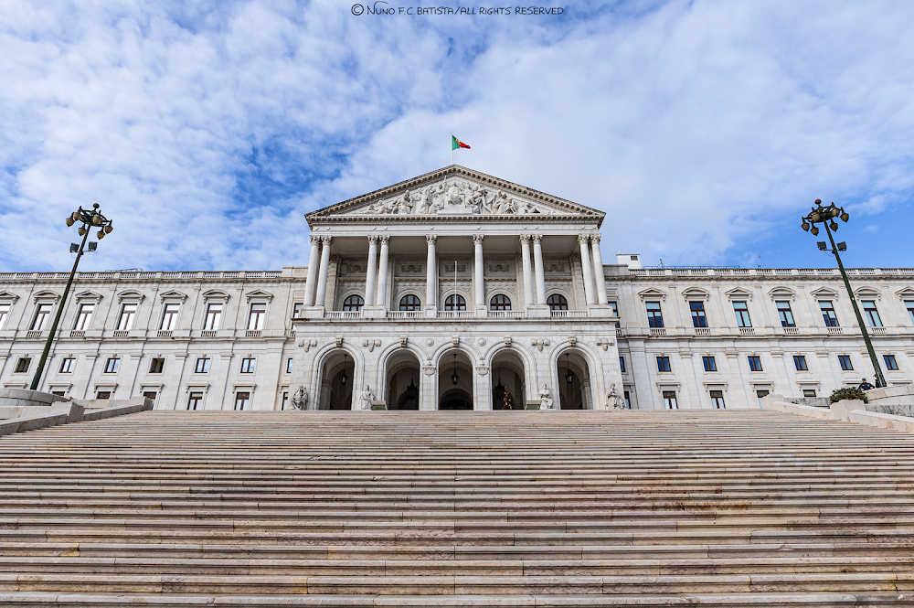 A Vida É Bela?! : Exterior scenes: Official photo of a new government, and cavalry mounting the steps in front of San Bento Palace.