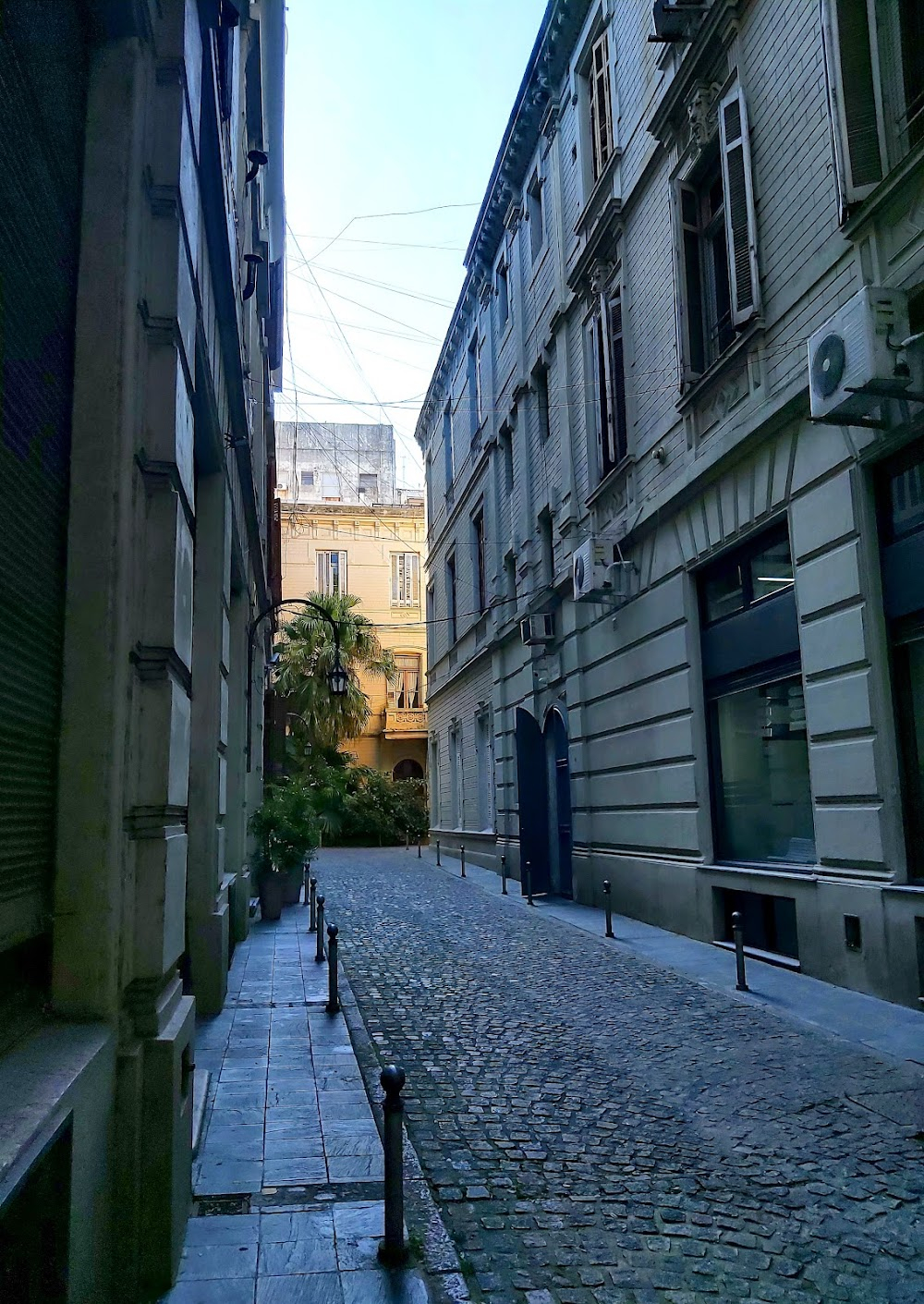 Assassination Tango : This is the little side street where Duval's hotel is supposed to be. The church in the background is Parroquia Nuestra Señora De La Piedad, on Bartolomé Mitre.