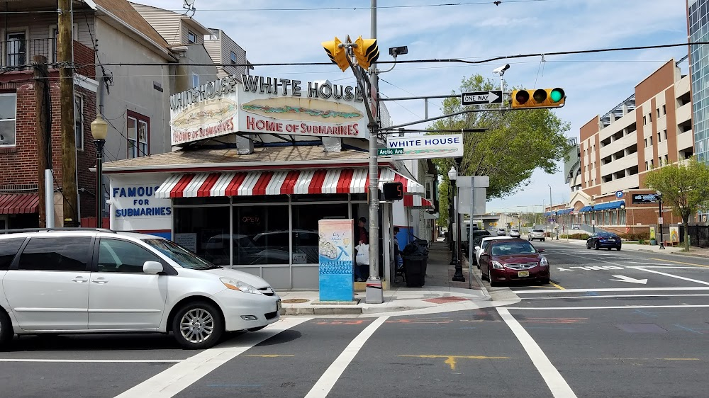 Atlantic City : White House Sub Shop - Lou helps Sally with phone call to Dave's parents